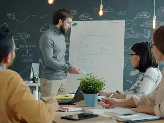Réunion de pilotage devant un flip-chart illustrant les transformations permanentes